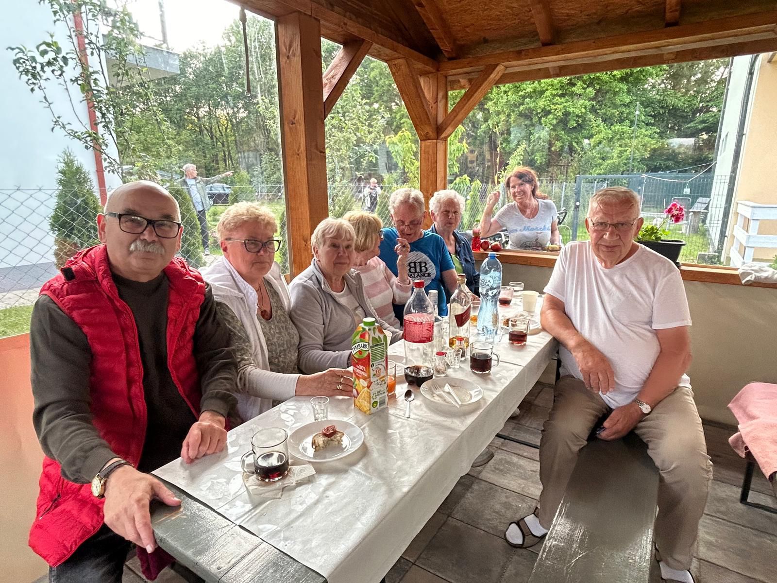 miejsce do biesiadowania, grupa seniorów