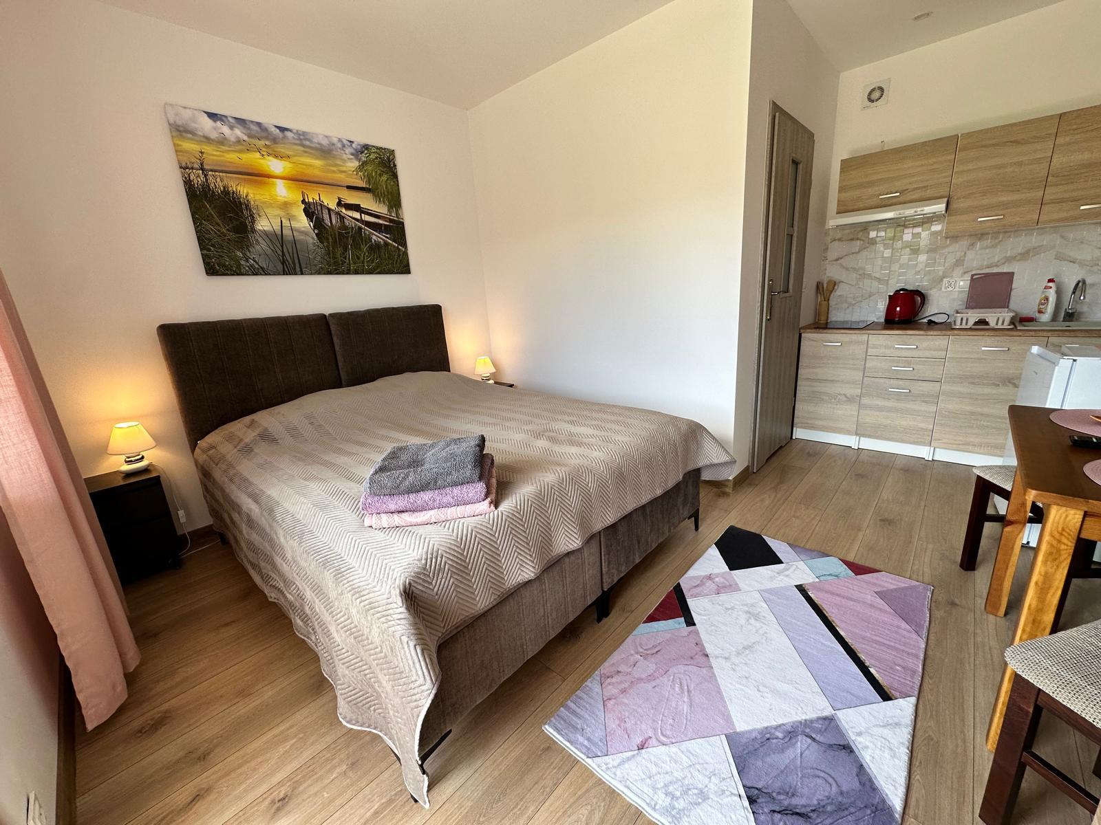 łóżko w pokoju 2-os